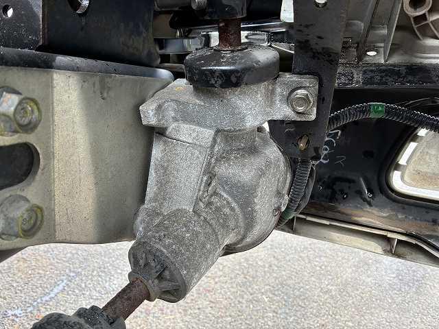 エルフトラック 2t積・5MT・10尺・平ボディ・ロープ穴3対・メッキパーツ ・2t積・5MT・10尺・平ボディ・ロープ穴3対・メッキパーツ・5t未満・車検付・坂道発進補助装置・ゲートチェーン・フォグランプ・ライトレベライザー・荷台内寸 L3123 W1616 H367(18枚目)