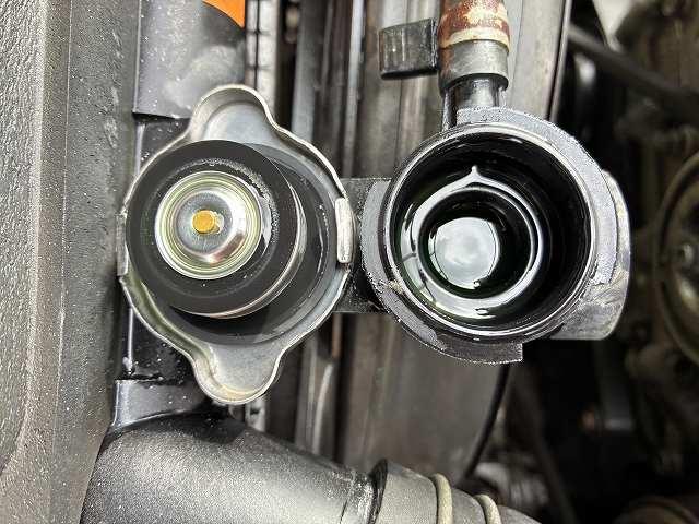 エルフトラック 2t積・5MT・10尺・平ボディ・ロープ穴3対・メッキパーツ ・2t積・5MT・10尺・平ボディ・ロープ穴3対・メッキパーツ・5t未満・車検付・坂道発進補助装置・ゲートチェーン・フォグランプ・ライトレベライザー・荷台内寸 L3123 W1616 H367(20枚目)