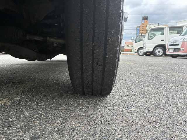 エルフトラック 2t積・5MT・10尺・平ボディ・ロープ穴3対・メッキパーツ ・2t積・5MT・10尺・平ボディ・ロープ穴3対・メッキパーツ・5t未満・車検付・坂道発進補助装置・ゲートチェーン・フォグランプ・ライトレベライザー・荷台内寸 L3123 W1616 H367(22枚目)