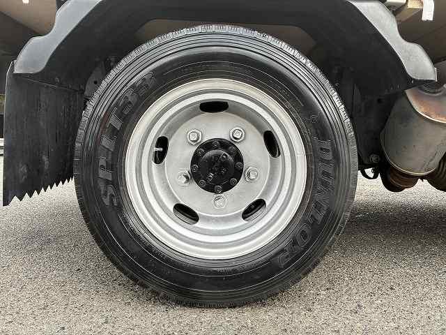 エルフトラック 2t積・5MT・10尺・平ボディ・ロープ穴3対・メッキパーツ ・2t積・5MT・10尺・平ボディ・ロープ穴3対・メッキパーツ・5t未満・車検付・坂道発進補助装置・ゲートチェーン・フォグランプ・ライトレベライザー・荷台内寸 L3123 W1616 H367(23枚目)