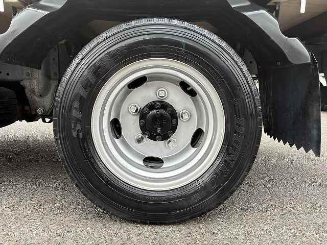 エルフトラック 2t積・5MT・10尺・平ボディ・ロープ穴3対・メッキパーツ ・2t積・5MT・10尺・平ボディ・ロープ穴3対・メッキパーツ・5t未満・車検付・坂道発進補助装置・ゲートチェーン・フォグランプ・ライトレベライザー・荷台内寸 L3123 W1616 H367(24枚目)