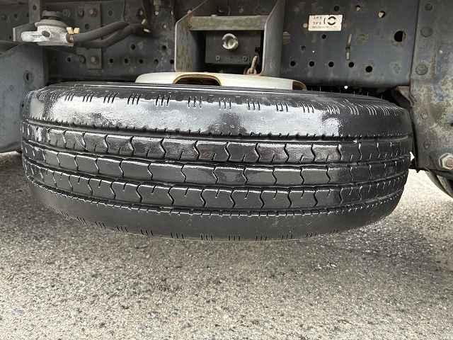 エルフトラック 2t積・5MT・10尺・平ボディ・ロープ穴3対・メッキパーツ ・2t積・5MT・10尺・平ボディ・ロープ穴3対・メッキパーツ・5t未満・車検付・坂道発進補助装置・ゲートチェーン・フォグランプ・ライトレベライザー・荷台内寸 L3123 W1616 H367(25枚目)