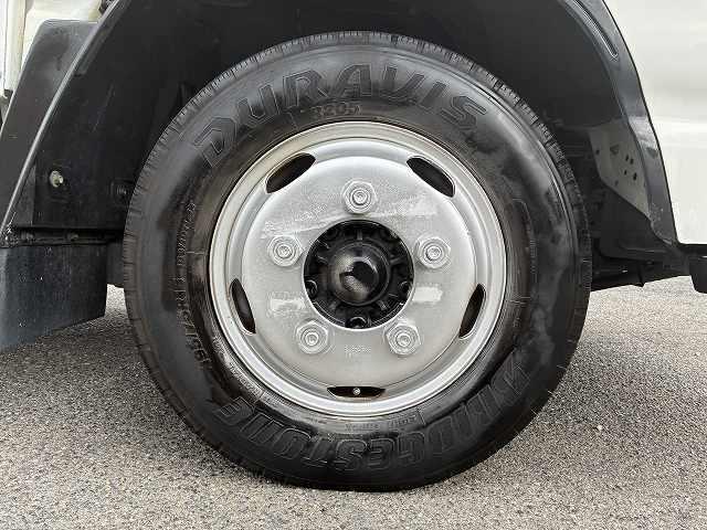 エルフトラック 2t積・5MT・10尺・平ボディ・ロープ穴3対・メッキパーツ ・2t積・5MT・10尺・平ボディ・ロープ穴3対・メッキパーツ・5t未満・車検付・坂道発進補助装置・ゲートチェーン・フォグランプ・ライトレベライザー・荷台内寸 L3123 W1616 H367(26枚目)