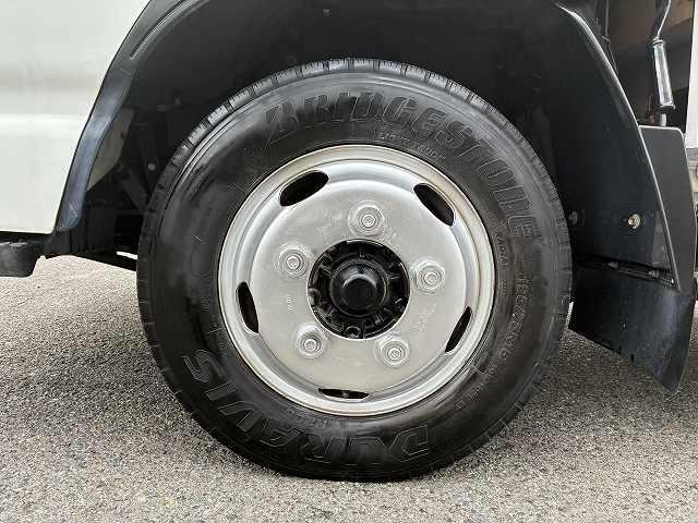 エルフトラック 2t積・5MT・10尺・平ボディ・ロープ穴3対・メッキパーツ ・2t積・5MT・10尺・平ボディ・ロープ穴3対・メッキパーツ・5t未満・車検付・坂道発進補助装置・ゲートチェーン・フォグランプ・ライトレベライザー・荷台内寸 L3123 W1616 H367(30枚目)