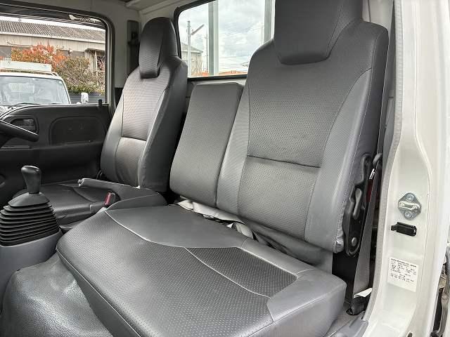 エルフトラック 2t積・5MT・10尺・平ボディ・ロープ穴3対・メッキパーツ ・2t積・5MT・10尺・平ボディ・ロープ穴3対・メッキパーツ・5t未満・車検付・坂道発進補助装置・ゲートチェーン・フォグランプ・ライトレベライザー・荷台内寸 L3123 W1616 H367(32枚目)