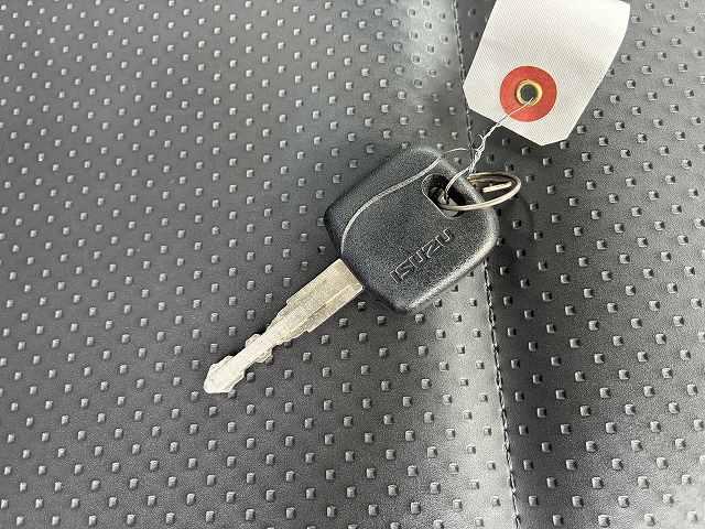 エルフトラック 2t積・5MT・10尺・平ボディ・ロープ穴3対・メッキパーツ ・2t積・5MT・10尺・平ボディ・ロープ穴3対・メッキパーツ・5t未満・車検付・坂道発進補助装置・ゲートチェーン・フォグランプ・ライトレベライザー・荷台内寸 L3123 W1616 H367(36枚目)