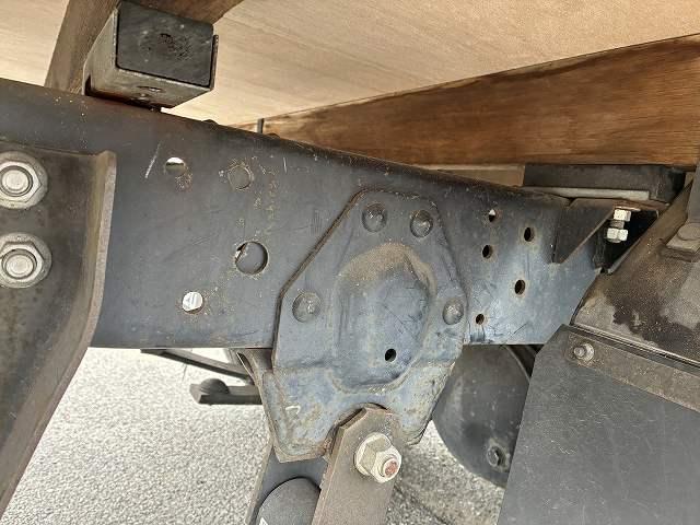 エルフトラック 2t積・5MT・10尺・平ボディ・ロープ穴3対・メッキパーツ ・2t積・5MT・10尺・平ボディ・ロープ穴3対・メッキパーツ・5t未満・車検付・坂道発進補助装置・ゲートチェーン・フォグランプ・ライトレベライザー・荷台内寸 L3123 W1616 H367(38枚目)