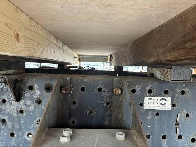 エルフトラック 2t積・5MT・10尺・平ボディ・ロープ穴3対・メッキパーツ ・2t積・5MT・10尺・平ボディ・ロープ穴3対・メッキパーツ・5t未満・車検付・坂道発進補助装置・ゲートチェーン・フォグランプ・ライトレベライザー・荷台内寸 L3123 W1616 H367(39枚目)
