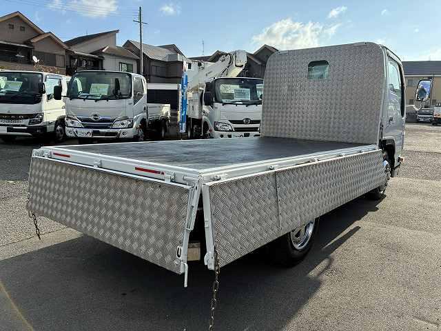 エルフトラック ２ｔ積・平・ＡＴ・メッキパーツ・全低床・検査付　２ｔ積・平・ＡＴ・メッキパーツ・全低床・フルセグナビ・左電格ミラー・フォグランプ・シートカバー・キーレス・ゲートチェーン・ホイールキャップ・荷台内寸　Ｌ３１１０　Ｗ１６０５　Ｈ３８０（15枚目）