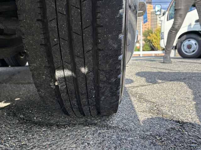 エルフトラック ２ｔ積・平・ＡＴ・メッキパーツ・全低床・検査付　２ｔ積・平・ＡＴ・メッキパーツ・全低床・フルセグナビ・左電格ミラー・フォグランプ・シートカバー・キーレス・ゲートチェーン・ホイールキャップ・荷台内寸　Ｌ３１１０　Ｗ１６０５　Ｈ３８０（28枚目）