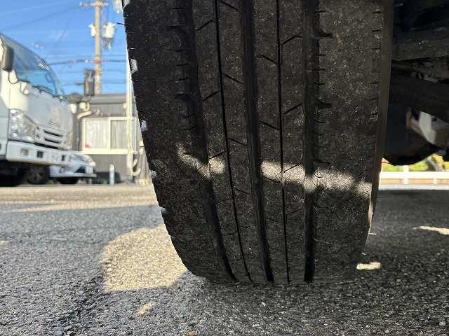 エルフトラック ２ｔ積・平・ＡＴ・メッキパーツ・全低床・検査付　２ｔ積・平・ＡＴ・メッキパーツ・全低床・フルセグナビ・左電格ミラー・フォグランプ・シートカバー・キーレス・ゲートチェーン・ホイールキャップ・荷台内寸　Ｌ３１１０　Ｗ１６０５　Ｈ３８０（29枚目）