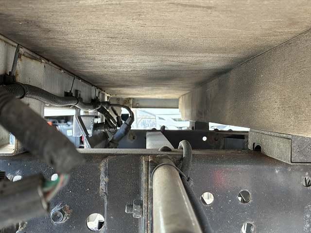 エルフトラック ２ｔ積・平・ＡＴ・メッキパーツ・全低床・検査付　２ｔ積・平・ＡＴ・メッキパーツ・全低床・フルセグナビ・左電格ミラー・フォグランプ・シートカバー・キーレス・ゲートチェーン・ホイールキャップ・荷台内寸　Ｌ３１１０　Ｗ１６０５　Ｈ３８０（32枚目）