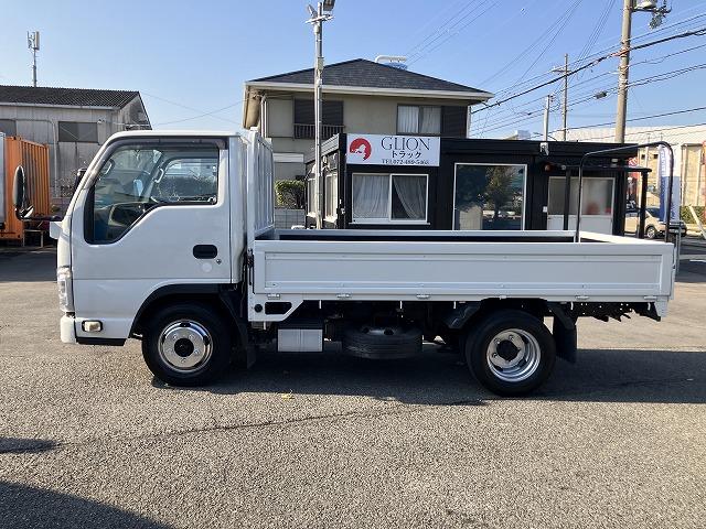 タイタンダッシュ ２ｔ積・平ボディ・１０尺・荷台鉄板張り・ＡＴ　２ｔ積・平ボディ・１０尺・荷台鉄板張り・ＡＴ・５ｔ未満・荷台やぐら（取外し可能）・アイドリングストップ・キーレス・ドアバイザー・フロアゴムマット・荷台内寸　Ｌ３１２２　Ｗ１６１８　Ｈ３７９（5枚目）