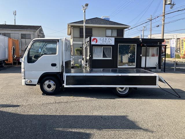 タイタンダッシュ ２ｔ積・平ボディ・１０尺・荷台鉄板張り・ＡＴ　２ｔ積・平ボディ・１０尺・荷台鉄板張り・ＡＴ・５ｔ未満・荷台やぐら（取外し可能）・アイドリングストップ・キーレス・ドアバイザー・フロアゴムマット・荷台内寸　Ｌ３１２２　Ｗ１６１８　Ｈ３７９（11枚目）