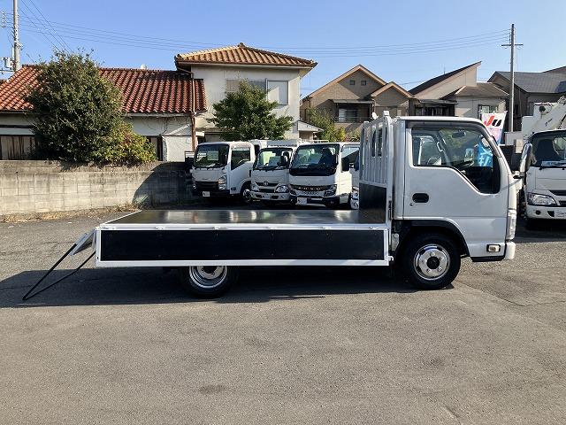 タイタンダッシュ ２ｔ積・平ボディ・１０尺・荷台鉄板張り・ＡＴ　２ｔ積・平ボディ・１０尺・荷台鉄板張り・ＡＴ・５ｔ未満・荷台やぐら（取外し可能）・アイドリングストップ・キーレス・ドアバイザー・フロアゴムマット・荷台内寸　Ｌ３１２２　Ｗ１６１８　Ｈ３７９（12枚目）