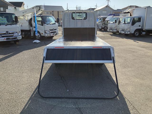 タイタンダッシュ ２ｔ積・平ボディ・１０尺・荷台鉄板張り・ＡＴ　２ｔ積・平ボディ・１０尺・荷台鉄板張り・ＡＴ・５ｔ未満・荷台やぐら（取外し可能）・アイドリングストップ・キーレス・ドアバイザー・フロアゴムマット・荷台内寸　Ｌ３１２２　Ｗ１６１８　Ｈ３７９（14枚目）