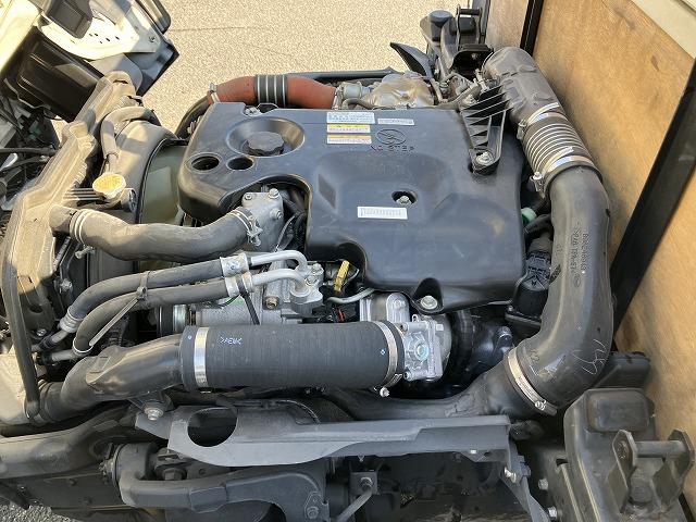 タイタンダッシュ ２ｔ積・平ボディ・１０尺・荷台鉄板張り・ＡＴ　２ｔ積・平ボディ・１０尺・荷台鉄板張り・ＡＴ・５ｔ未満・荷台やぐら（取外し可能）・アイドリングストップ・キーレス・ドアバイザー・フロアゴムマット・荷台内寸　Ｌ３１２２　Ｗ１６１８　Ｈ３７９（17枚目）