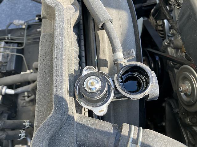 タイタンダッシュ ２ｔ積・平ボディ・１０尺・荷台鉄板張り・ＡＴ　２ｔ積・平ボディ・１０尺・荷台鉄板張り・ＡＴ・５ｔ未満・荷台やぐら（取外し可能）・アイドリングストップ・キーレス・ドアバイザー・フロアゴムマット・荷台内寸　Ｌ３１２２　Ｗ１６１８　Ｈ３７９（19枚目）