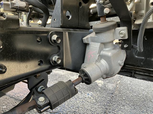 タイタンダッシュ ２ｔ積・平ボディ・１０尺・荷台鉄板張り・ＡＴ　２ｔ積・平ボディ・１０尺・荷台鉄板張り・ＡＴ・５ｔ未満・荷台やぐら（取外し可能）・アイドリングストップ・キーレス・ドアバイザー・フロアゴムマット・荷台内寸　Ｌ３１２２　Ｗ１６１８　Ｈ３７９（21枚目）