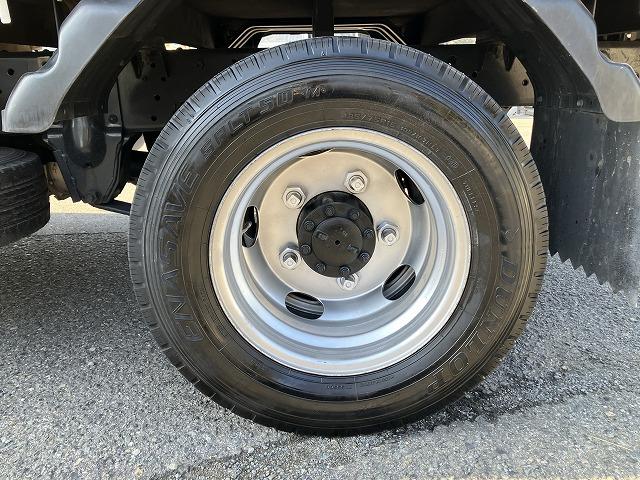 タイタンダッシュ ２ｔ積・平ボディ・１０尺・荷台鉄板張り・ＡＴ　２ｔ積・平ボディ・１０尺・荷台鉄板張り・ＡＴ・５ｔ未満・荷台やぐら（取外し可能）・アイドリングストップ・キーレス・ドアバイザー・フロアゴムマット・荷台内寸　Ｌ３１２２　Ｗ１６１８　Ｈ３７９（22枚目）