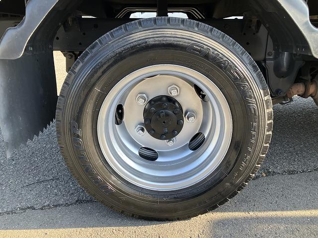 タイタンダッシュ ２ｔ積・平ボディ・１０尺・荷台鉄板張り・ＡＴ　２ｔ積・平ボディ・１０尺・荷台鉄板張り・ＡＴ・５ｔ未満・荷台やぐら（取外し可能）・アイドリングストップ・キーレス・ドアバイザー・フロアゴムマット・荷台内寸　Ｌ３１２２　Ｗ１６１８　Ｈ３７９（25枚目）