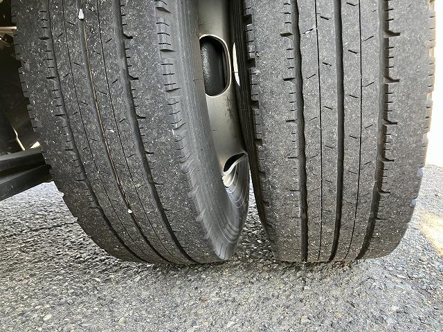 タイタンダッシュ ２ｔ積・平ボディ・１０尺・荷台鉄板張り・ＡＴ　２ｔ積・平ボディ・１０尺・荷台鉄板張り・ＡＴ・５ｔ未満・荷台やぐら（取外し可能）・アイドリングストップ・キーレス・ドアバイザー・フロアゴムマット・荷台内寸　Ｌ３１２２　Ｗ１６１８　Ｈ３７９（26枚目）