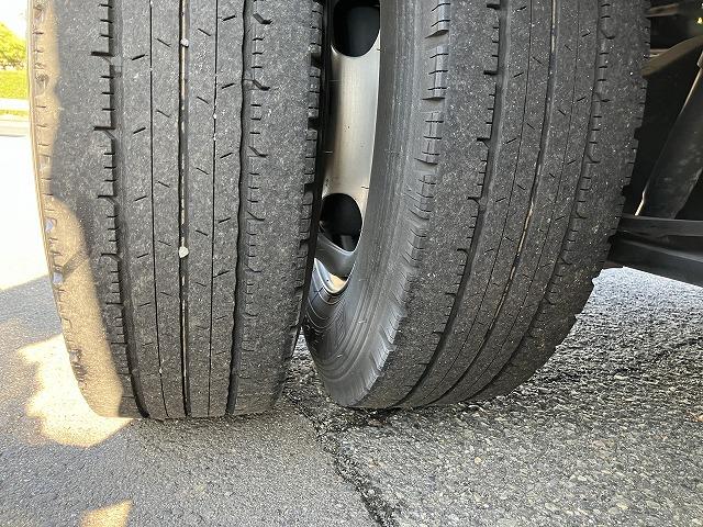 タイタンダッシュ ２ｔ積・平ボディ・１０尺・荷台鉄板張り・ＡＴ　２ｔ積・平ボディ・１０尺・荷台鉄板張り・ＡＴ・５ｔ未満・荷台やぐら（取外し可能）・アイドリングストップ・キーレス・ドアバイザー・フロアゴムマット・荷台内寸　Ｌ３１２２　Ｗ１６１８　Ｈ３７９（27枚目）