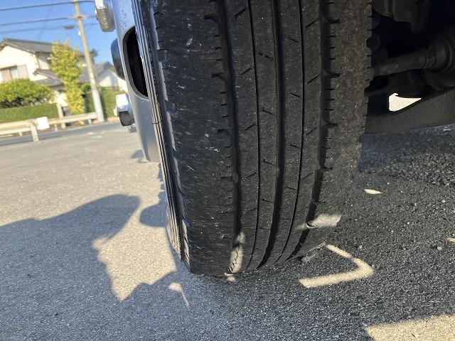 タイタンダッシュ ２ｔ積・平ボディ・１０尺・荷台鉄板張り・ＡＴ　２ｔ積・平ボディ・１０尺・荷台鉄板張り・ＡＴ・５ｔ未満・荷台やぐら（取外し可能）・アイドリングストップ・キーレス・ドアバイザー・フロアゴムマット・荷台内寸　Ｌ３１２２　Ｗ１６１８　Ｈ３７９（28枚目）