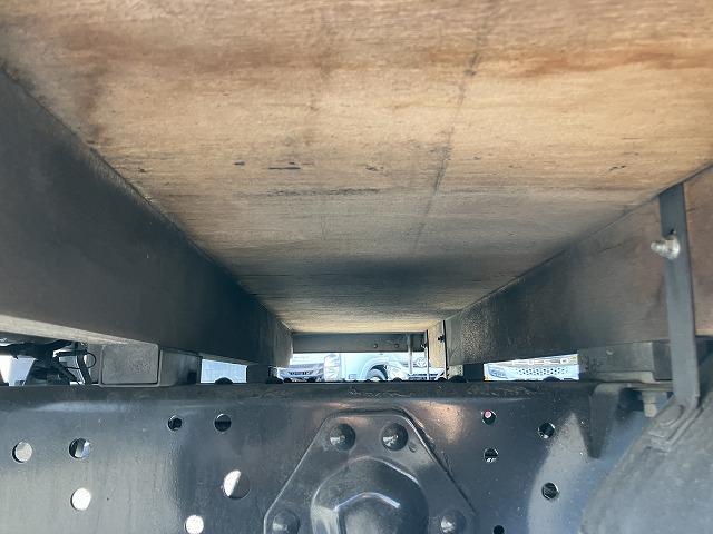 タイタンダッシュ ２ｔ積・平ボディ・１０尺・荷台鉄板張り・ＡＴ　２ｔ積・平ボディ・１０尺・荷台鉄板張り・ＡＴ・５ｔ未満・荷台やぐら（取外し可能）・アイドリングストップ・キーレス・ドアバイザー・フロアゴムマット・荷台内寸　Ｌ３１２２　Ｗ１６１８　Ｈ３７９（32枚目）