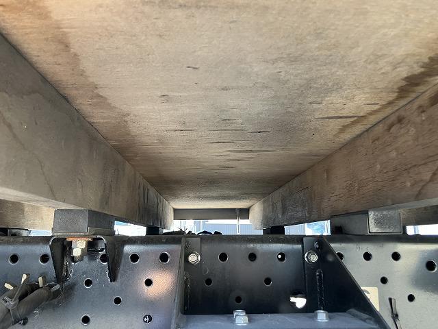 タイタンダッシュ ２ｔ積・平ボディ・１０尺・荷台鉄板張り・ＡＴ　２ｔ積・平ボディ・１０尺・荷台鉄板張り・ＡＴ・５ｔ未満・荷台やぐら（取外し可能）・アイドリングストップ・キーレス・ドアバイザー・フロアゴムマット・荷台内寸　Ｌ３１２２　Ｗ１６１８　Ｈ３７９（33枚目）