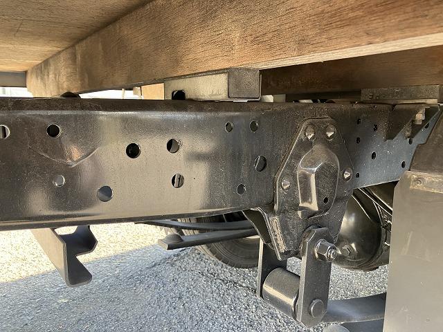 タイタンダッシュ ２ｔ積・平ボディ・１０尺・荷台鉄板張り・ＡＴ　２ｔ積・平ボディ・１０尺・荷台鉄板張り・ＡＴ・５ｔ未満・荷台やぐら（取外し可能）・アイドリングストップ・キーレス・ドアバイザー・フロアゴムマット・荷台内寸　Ｌ３１２２　Ｗ１６１８　Ｈ３７９（34枚目）