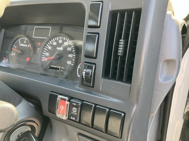 タイタンダッシュ ２ｔ積・平ボディ・１０尺・荷台鉄板張り・ＡＴ　２ｔ積・平ボディ・１０尺・荷台鉄板張り・ＡＴ・５ｔ未満・荷台やぐら（取外し可能）・アイドリングストップ・キーレス・ドアバイザー・フロアゴムマット・荷台内寸　Ｌ３１２２　Ｗ１６１８　Ｈ３７９（37枚目）