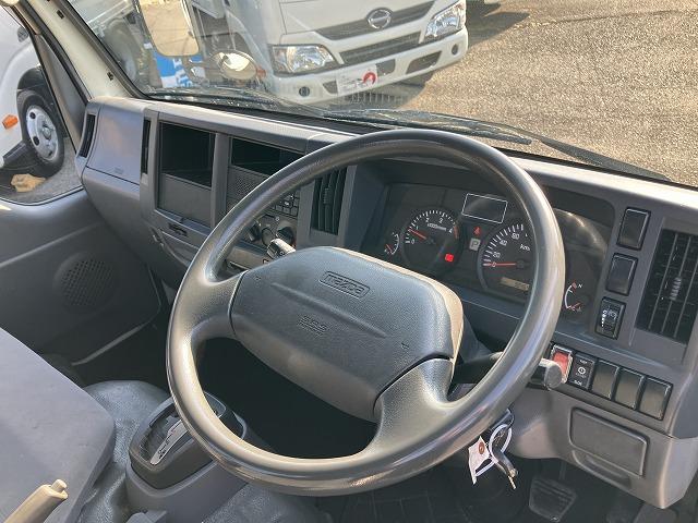 タイタンダッシュ ２ｔ積・平ボディ・１０尺・荷台鉄板張り・ＡＴ　２ｔ積・平ボディ・１０尺・荷台鉄板張り・ＡＴ・５ｔ未満・荷台やぐら（取外し可能）・アイドリングストップ・キーレス・ドアバイザー・フロアゴムマット・荷台内寸　Ｌ３１２２　Ｗ１６１８　Ｈ３７９（39枚目）