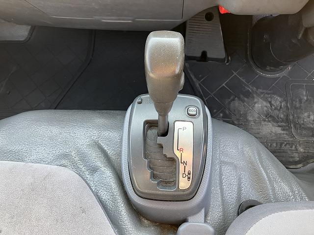 タイタンダッシュ ２ｔ積・平ボディ・１０尺・荷台鉄板張り・ＡＴ　２ｔ積・平ボディ・１０尺・荷台鉄板張り・ＡＴ・５ｔ未満・荷台やぐら（取外し可能）・アイドリングストップ・キーレス・ドアバイザー・フロアゴムマット・荷台内寸　Ｌ３１２２　Ｗ１６１８　Ｈ３７９（40枚目）