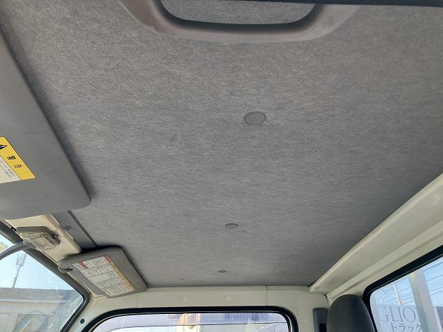 タイタンダッシュ ２ｔ積・平ボディ・１０尺・荷台鉄板張り・ＡＴ　２ｔ積・平ボディ・１０尺・荷台鉄板張り・ＡＴ・５ｔ未満・荷台やぐら（取外し可能）・アイドリングストップ・キーレス・ドアバイザー・フロアゴムマット・荷台内寸　Ｌ３１２２　Ｗ１６１８　Ｈ３７９（42枚目）