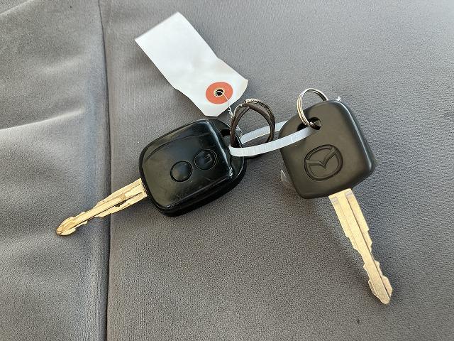 タイタンダッシュ ２ｔ積・平ボディ・１０尺・荷台鉄板張り・ＡＴ　２ｔ積・平ボディ・１０尺・荷台鉄板張り・ＡＴ・５ｔ未満・荷台やぐら（取外し可能）・アイドリングストップ・キーレス・ドアバイザー・フロアゴムマット・荷台内寸　Ｌ３１２２　Ｗ１６１８　Ｈ３７９（44枚目）