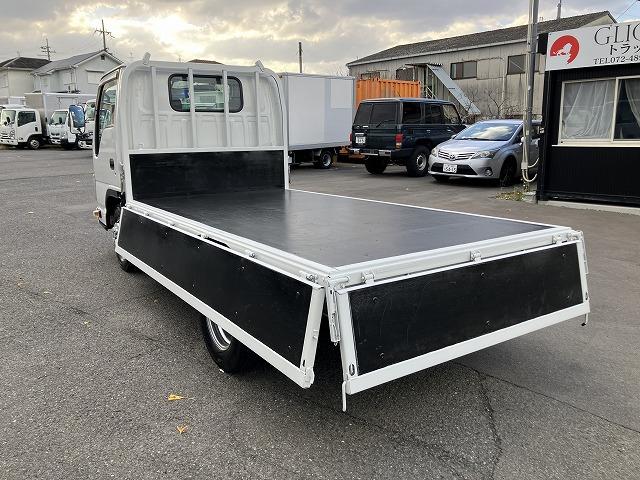 エルフトラック １．５５ｔ積・平ボディ・ナビ付・５ｔ未満・ＡＴ　１．５５ｔ積・平ボディ・ナビ付・５ｔ未満・ＡＴ・プリクラ・レーンアシスト・フォグランプ・左右電格ミラー・バックカメラ・ＥＴＣ・ドラレコ・キーレス・荷台内寸　Ｌ３１１９　Ｗ１６３３　Ｈ３７７（13枚目）