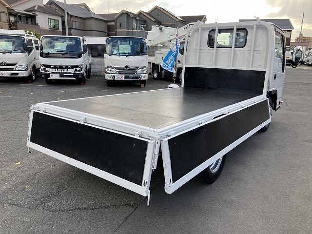 エルフトラック １．５５ｔ積・平ボディ・ナビ付・５ｔ未満・ＡＴ　１．５５ｔ積・平ボディ・ナビ付・５ｔ未満・ＡＴ・プリクラ・レーンアシスト・フォグランプ・左右電格ミラー・バックカメラ・ＥＴＣ・ドラレコ・キーレス・荷台内寸　Ｌ３１１９　Ｗ１６３３　Ｈ３７７（15枚目）