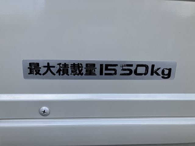 エルフトラック １．５５ｔ積・平ボディ・ナビ付・５ｔ未満・ＡＴ　１．５５ｔ積・平ボディ・ナビ付・５ｔ未満・ＡＴ・プリクラ・レーンアシスト・フォグランプ・左右電格ミラー・バックカメラ・ＥＴＣ・ドラレコ・キーレス・荷台内寸　Ｌ３１１９　Ｗ１６３３　Ｈ３７７（22枚目）
