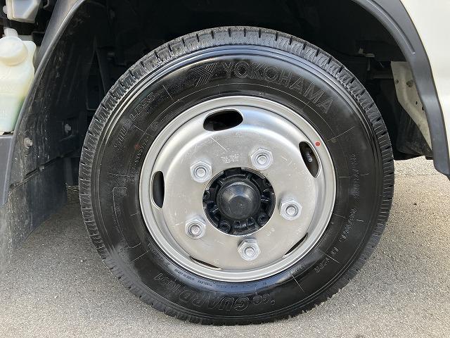 エルフトラック １．５５ｔ積・平ボディ・ナビ付・５ｔ未満・ＡＴ　１．５５ｔ積・平ボディ・ナビ付・５ｔ未満・ＡＴ・プリクラ・レーンアシスト・フォグランプ・左右電格ミラー・バックカメラ・ＥＴＣ・ドラレコ・キーレス・荷台内寸　Ｌ３１１９　Ｗ１６３３　Ｈ３７７（23枚目）