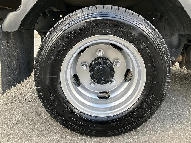 エルフトラック １．５５ｔ積・平ボディ・ナビ付・５ｔ未満・ＡＴ　１．５５ｔ積・平ボディ・ナビ付・５ｔ未満・ＡＴ・プリクラ・レーンアシスト・フォグランプ・左右電格ミラー・バックカメラ・ＥＴＣ・ドラレコ・キーレス・荷台内寸　Ｌ３１１９　Ｗ１６３３　Ｈ３７７（24枚目）