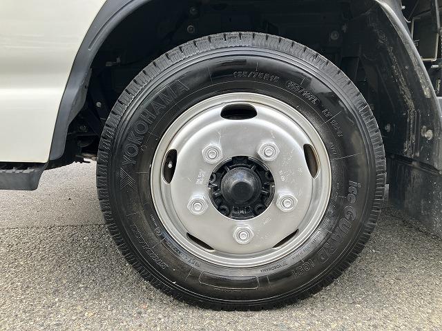 エルフトラック １．５５ｔ積・平ボディ・ナビ付・５ｔ未満・ＡＴ　１．５５ｔ積・平ボディ・ナビ付・５ｔ未満・ＡＴ・プリクラ・レーンアシスト・フォグランプ・左右電格ミラー・バックカメラ・ＥＴＣ・ドラレコ・キーレス・荷台内寸　Ｌ３１１９　Ｗ１６３３　Ｈ３７７（26枚目）