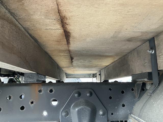 エルフトラック １．５５ｔ積・平ボディ・ナビ付・５ｔ未満・ＡＴ　１．５５ｔ積・平ボディ・ナビ付・５ｔ未満・ＡＴ・プリクラ・レーンアシスト・フォグランプ・左右電格ミラー・バックカメラ・ＥＴＣ・ドラレコ・キーレス・荷台内寸　Ｌ３１１９　Ｗ１６３３　Ｈ３７７（34枚目）