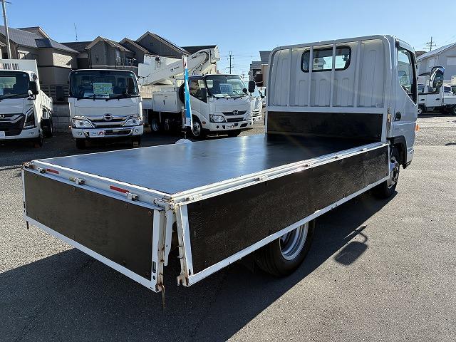 キャンター ２ｔ積・平ボディ・１０尺・バックカメラ・５ＭＴ　・２ｔ積・平ボディ・１０尺・Ｂカメラ・５ＭＴ・衝突軽減ブレーキ・レーンキープアシスト・メッキパーツ・キーレス・フォグランプ・ＥＴＣ・ドラレコ（ＳＤ欠）・荷台内寸　Ｌ３１１８Ｗ１６１６Ｈ３７９☆荷台鉄板（15枚目）
