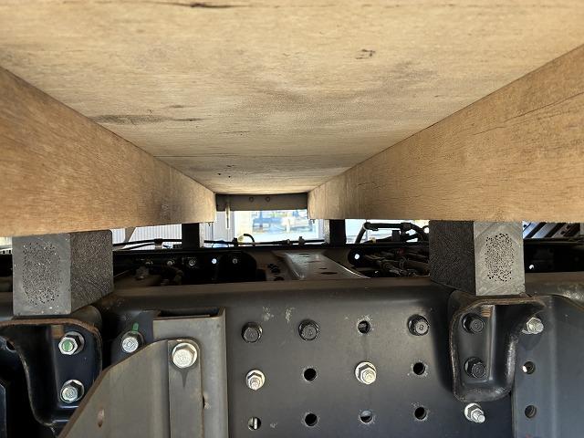 キャンター ２ｔ積・平ボディ・１０尺・バックカメラ・５ＭＴ　・２ｔ積・平ボディ・１０尺・Ｂカメラ・５ＭＴ・衝突軽減ブレーキ・レーンキープアシスト・メッキパーツ・キーレス・フォグランプ・ＥＴＣ・ドラレコ（ＳＤ欠）・荷台内寸　Ｌ３１１８Ｗ１６１６Ｈ３７９☆荷台鉄板（17枚目）