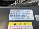 ２ｔ積・平ボディ・１０尺・荷台鉄板張り・ＡＴ　２ｔ積・平ボディ・１０尺・荷台鉄板張り・ＡＴ・５ｔ未満・荷台やぐら（取外し可能）・アイドリングストップ・キーレス・ドアバイザー・フロアゴムマット・荷台内寸　Ｌ３１２２　Ｗ１６１８　Ｈ３７９（16枚目）