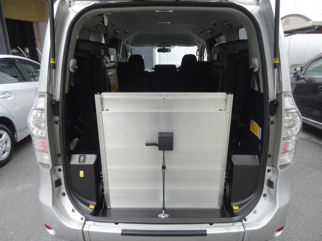 ヴォクシー 　ＸＬエディション車椅子仕様車スロープタイプ２サードシート付　スローパー　電動ウィンチ　車高調節装置　サードシート付　オートライト　ＨＩＤヘッドライト　左側パワースライドドア　ステアリングリモコン（9枚目）