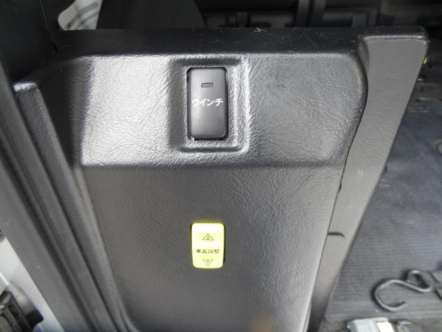 ヴォクシー 　ＸＬエディション車椅子仕様車スロープタイプ２サードシート付　スローパー　電動ウィンチ　車高調節装置　サードシート付　オートライト　ＨＩＤヘッドライト　左側パワースライドドア　ステアリングリモコン（25枚目）