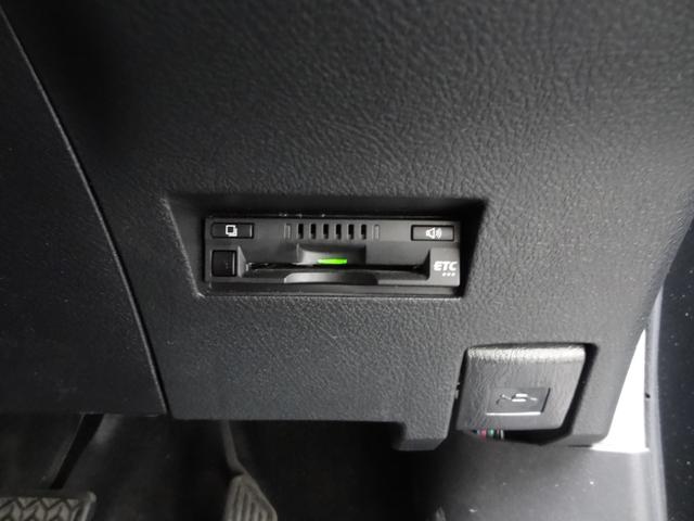 カローラフィールダー ハイブリッドＧ　プリクラッシュセーフティ　車線逸脱警報　オートマチックハイビーム　純正ＳＤナビ　Ｂカメラ　フルセグＴＶ　Ｂｌｕｅｔｏｏｔｈ　ビルトインＥＴＣ　コーナーセンサー　ステリモ　革巻ハンドル　スマートキー（30枚目）