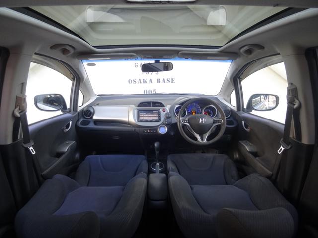 フィットハイブリッド スマートセレクション　スカイルーフ　クルーズコントロール　スマートキー　純正ＨＤＤナビ　フルセグＴＶ　Ｂカメラ　ステリモ　ＥＴＣ　ＨＩＤ　オートライト　社外１５インチＡＷ（3枚目）